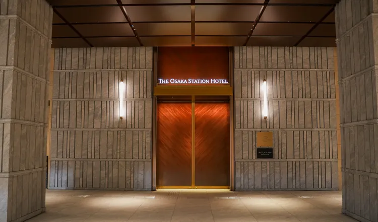 正門的磚紅色自動門，延續初代大阪車站的紅磚意象。田欣雲攝影