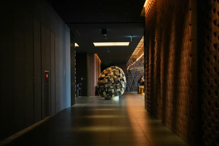 長廊尾端有顆由木塊組起的球體裝置藝術。田欣雲攝影