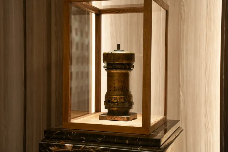 玻璃櫃中展示原在蒸汽火車鍋爐頂部使用的安全閥。田欣雲攝影