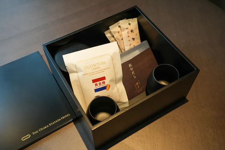 客房內大方地提供的多款大阪特色點心。田欣雲攝影
