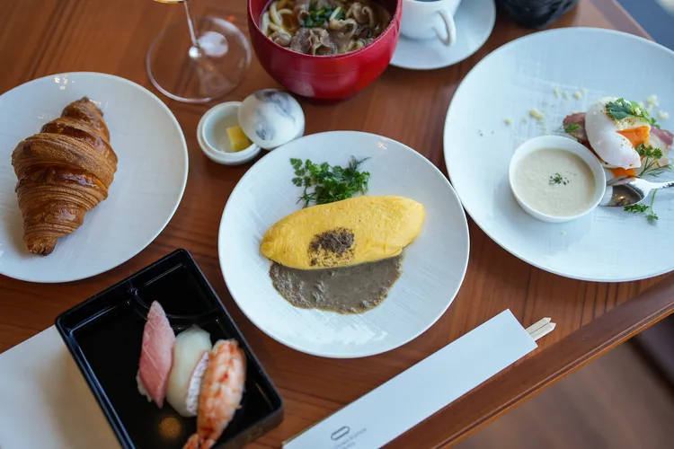 可單點牛肉烏龍麵、松露歐姆蛋、班尼迪克蛋等佳餚，現點現做。田欣雲攝影