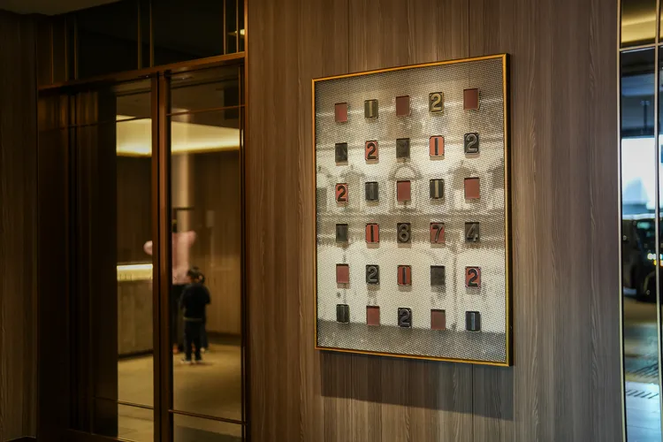 正中間牆面上裝飾著「１」、「８」、「７」、「４」等金屬數字牌。田欣雲攝影