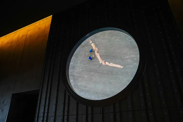 動畫時鐘裡頭有兩位24小時不停清掃的工作人員，巧妙地將垃圾堆成時針與分針。田欣雲攝影