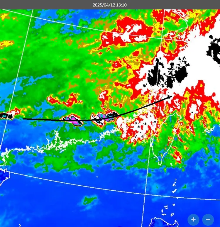 這次鋒面帶來的不穩定帶移動中還會受地形影響，推估入夜後才到台灣陸地。翻攝自鄭明典臉書
