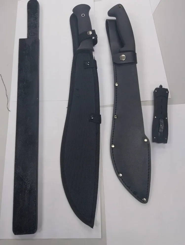 3嫌所使用西瓜刀、開山刀等凶器。翻攝畫面