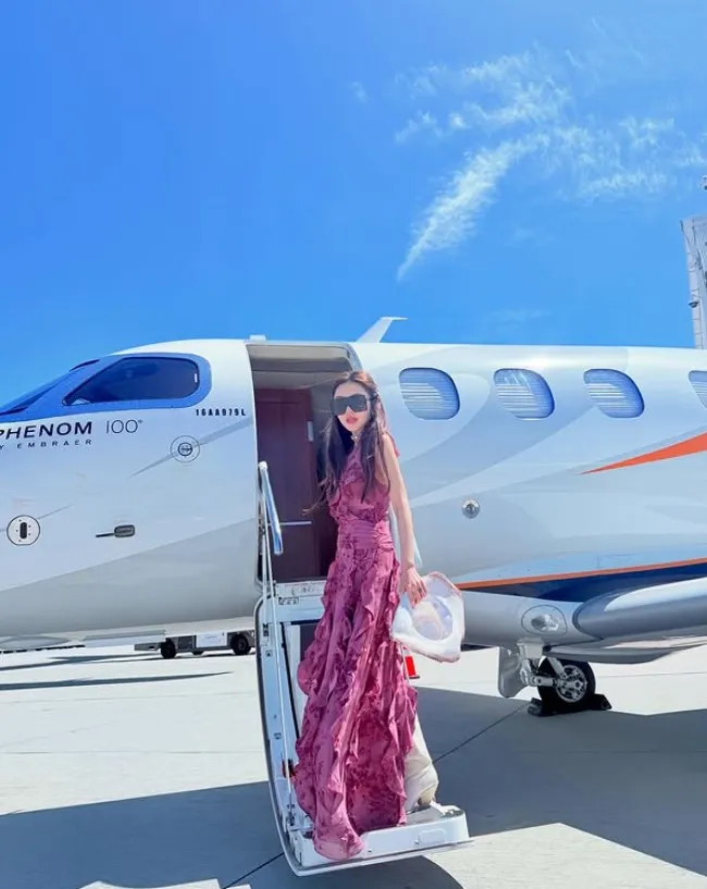 周揚青盛裝搭機。翻攝周揚青IG