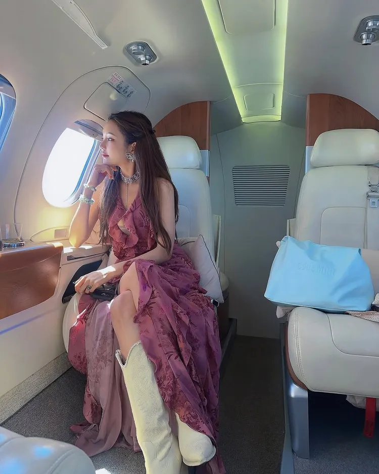 周揚青開箱私人飛機內部。翻攝周揚青IG