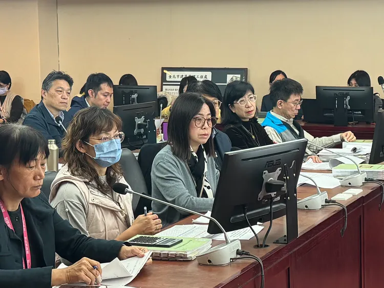 簡瑟芳（灰衣）回應京華城改建案最新進度。非現場畫面/記者張綵茜攝