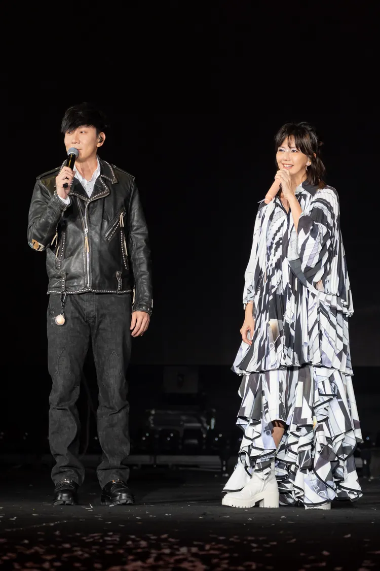 孫燕姿（右）與林俊傑被封為 新加坡坡花與坡草。圖／Make Music提供