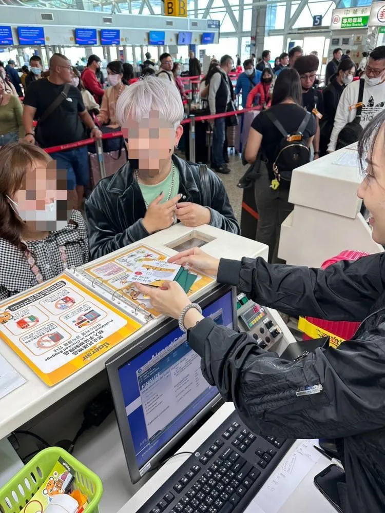 航警在機場宣導海外求職風險。翻攝畫面