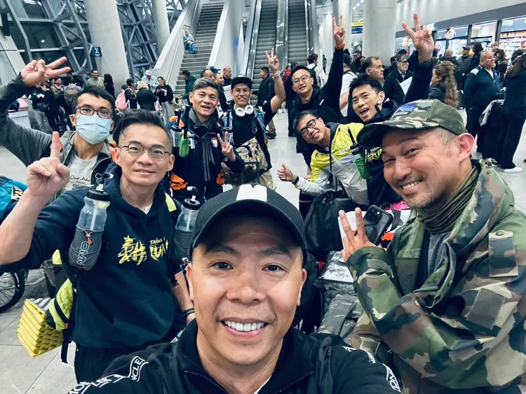 林義傑（前）與團隊拿下智利極地長征賽團體冠軍。翻攝自林義傑臉書