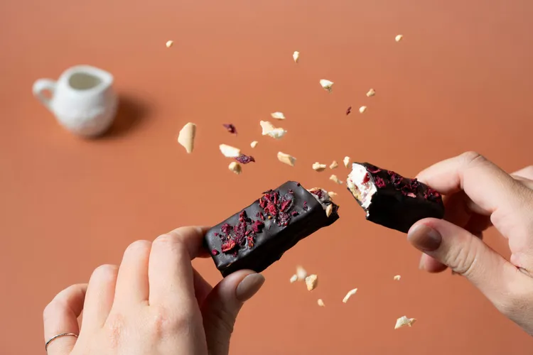 青鳥旅行新加坡門市限定新品「夾餡牛軋派」，苦甜巧克力包裹奶香牛軋，酥脆可口。業者提供