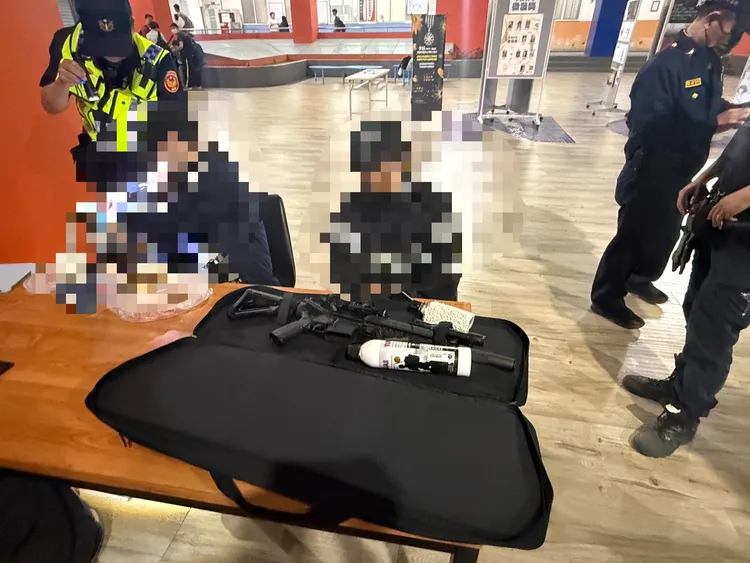 楊姓男大生在興大綜合教學大樓拿出長槍公開把玩，被警方盤查。民眾提供