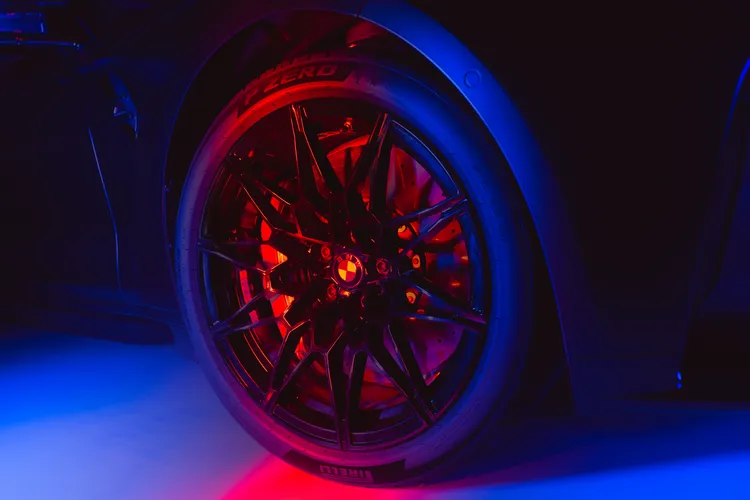 除了性能表現之外，全新 P Zero 在應對電動車需求上也顯得格外積極，多數規格導入倍耐力專為純電與插電式車款打造的ELECT技術。業者提供