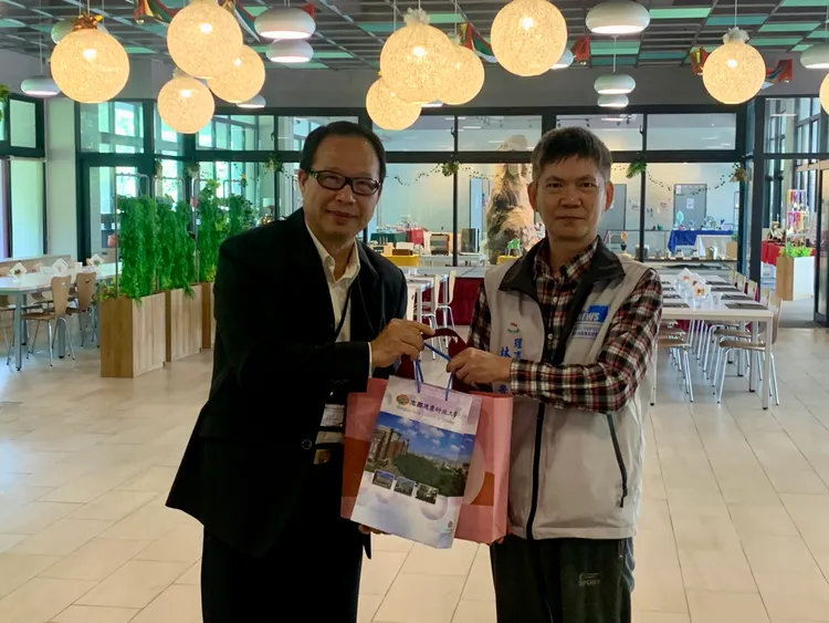 新北記者友好交流協會理事長林富貴(圖右)率理監事幹部，拜會宏國德霖科大。翻攝畫面