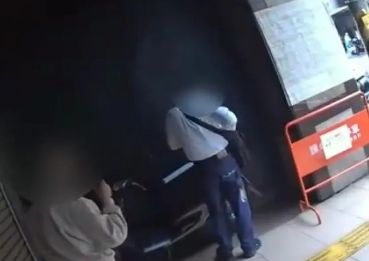 車手專心數錢。翻攝畫面