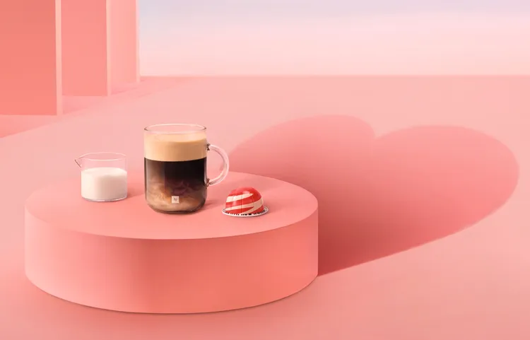 Nespresso Vertuo 系列全新推出「白巧克力草莓風味咖啡」（售價400元），用濃郁甜香喚醒咖啡愛好者的心動日常。業者提供