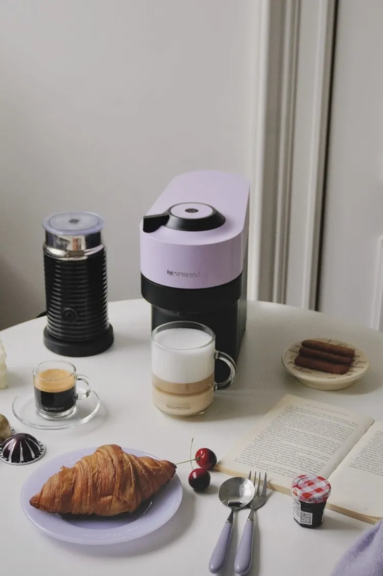 全新Vertuo POP咖啡機丁香紫、櫻花粉雙色降臨（售價5900元），打造粉嫩系的咖啡角落。業者提供