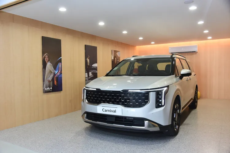 室內透過大量的木質色調展現Kia獨有的暖光木質風格，以及設置獨立交車區，打造出溫暖且人性化的舒適休憩空間。業者提供