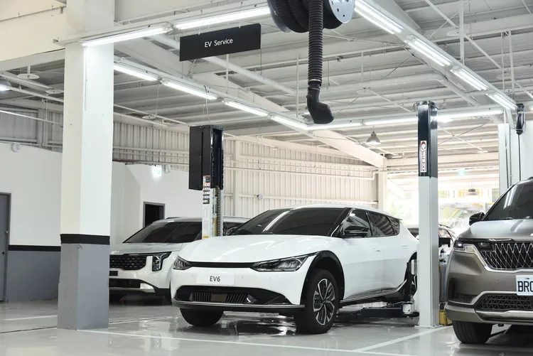 Kia苗栗頭份3S展示中心占地約400坪，服務廠設有6個維修工位，同時設有烤漆調漆間、噴漆室、鈑金區，提供車主最全面的服務。業者提供