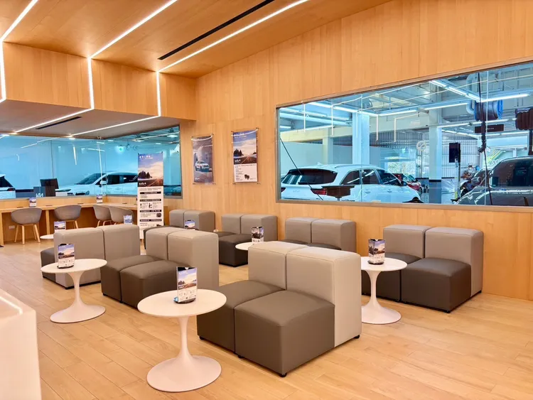 全新Kia苗栗頭份3S展示中心盛大開幕，依循「Kia Store」概念設計，建構Kia桃竹苗地區更完善的服務網絡。業者提供