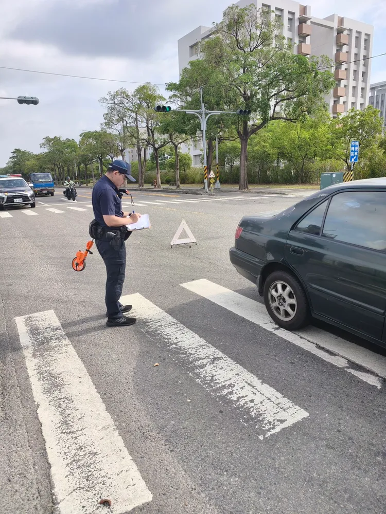 警方現場測繪。翻攝畫面