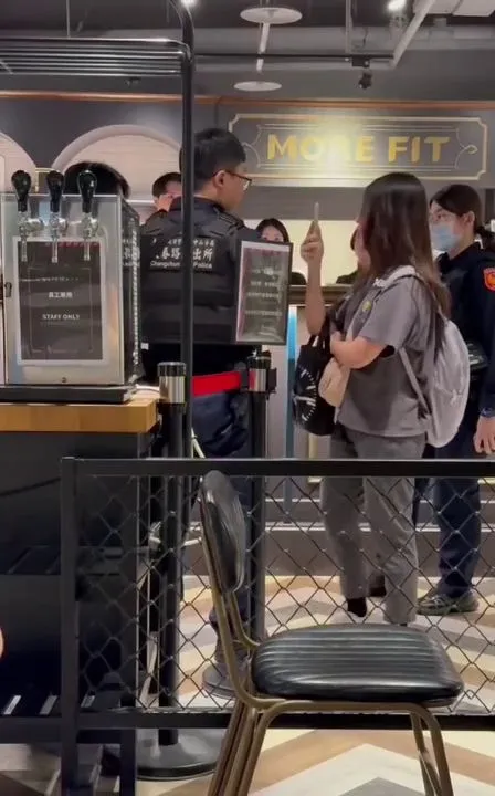 薛女拿手機蒐證還嗆警「不要碰我」。翻攝畫面