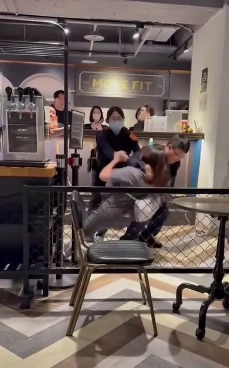 薛女最後遭警方用大外割逮捕上銬，並依侵入住宅罪送辦。翻攝畫面