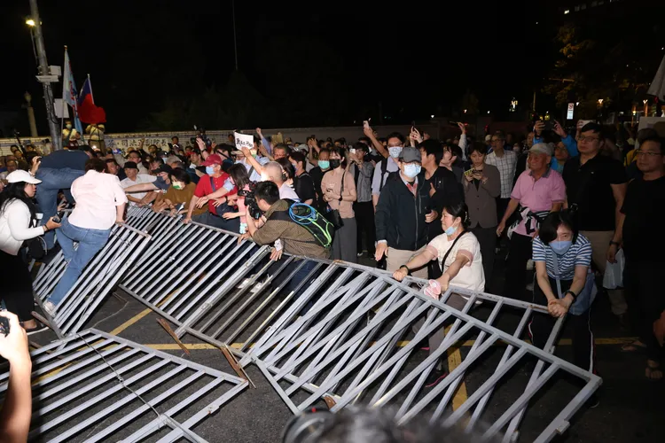 國民黨推倒拒馬。彭欣偉攝