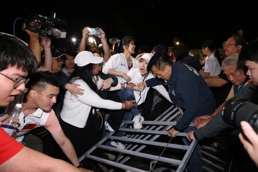 國民黨動員北檢外抗議　謝龍介率眾推倒拒馬！警大聲公、舉牌驅離