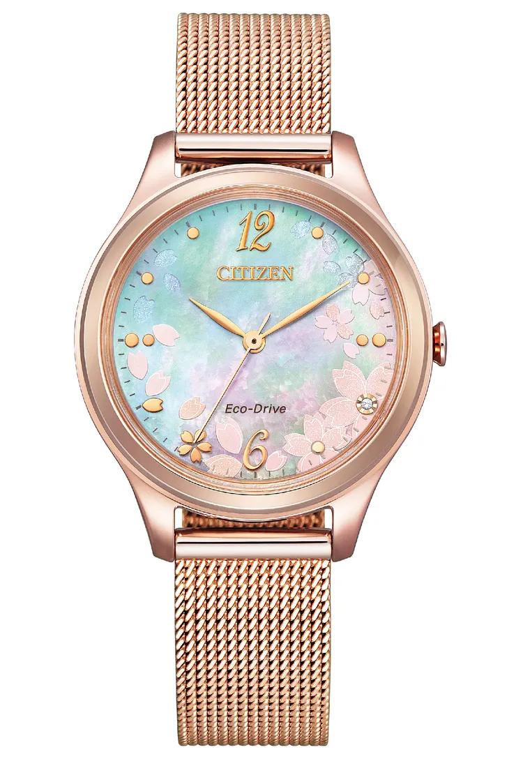 櫻花限定腕錶EM0508-80D，32mm，粉紅金不鏽鋼錶殼，粉蝶貝錶盤，粉紅金不鏽鋼錶帶，光動能，防水深度50米，9900元。品牌提供