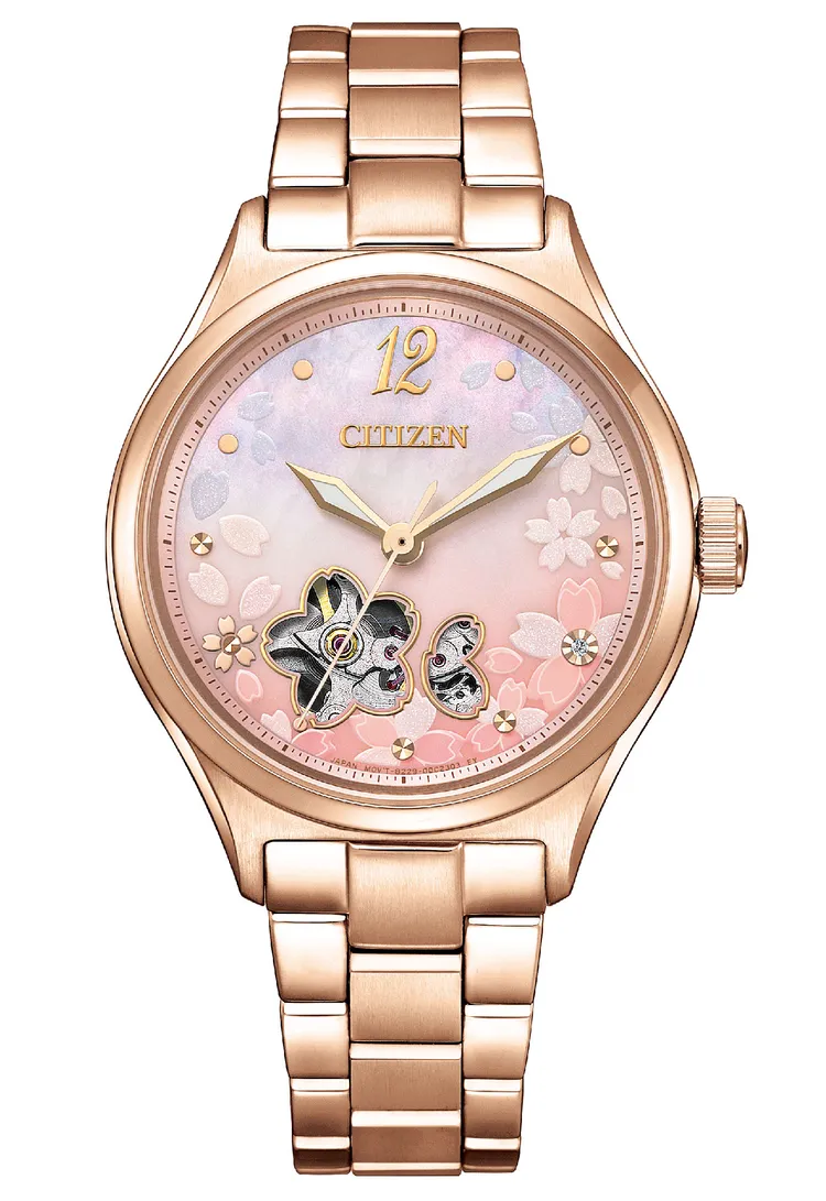 櫻花限定腕錶PC1017-88Y，34mm，粉紅金不鏽鋼錶殼，粉蝶貝錶盤，粉紅金不鏽鋼錶帶，動力儲存42小時，防水深度100米，1萬9800元。品牌提供
