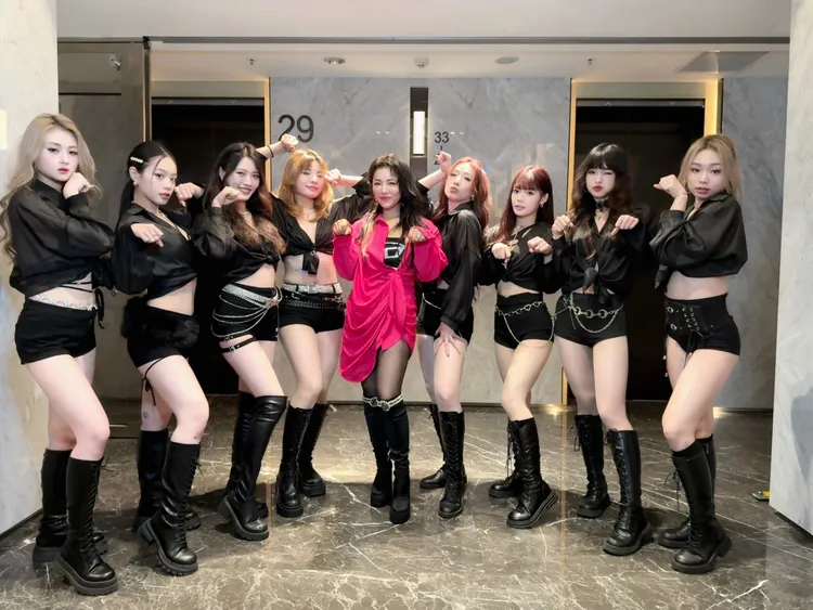 丁噹（中）昨晚率8名舞者於KKBOX風雲榜演出。圖／相信音樂提供