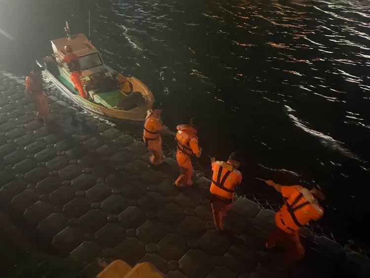 海巡人員歷經24小時找到失聯老翁。海巡署提供