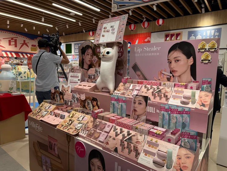 日妞最愛MilleFée彩妝新品-喵星人眼影盤新品體驗活動，將由彩妝老師講解彩妝盤的上妝訣竅。林浩昇攝