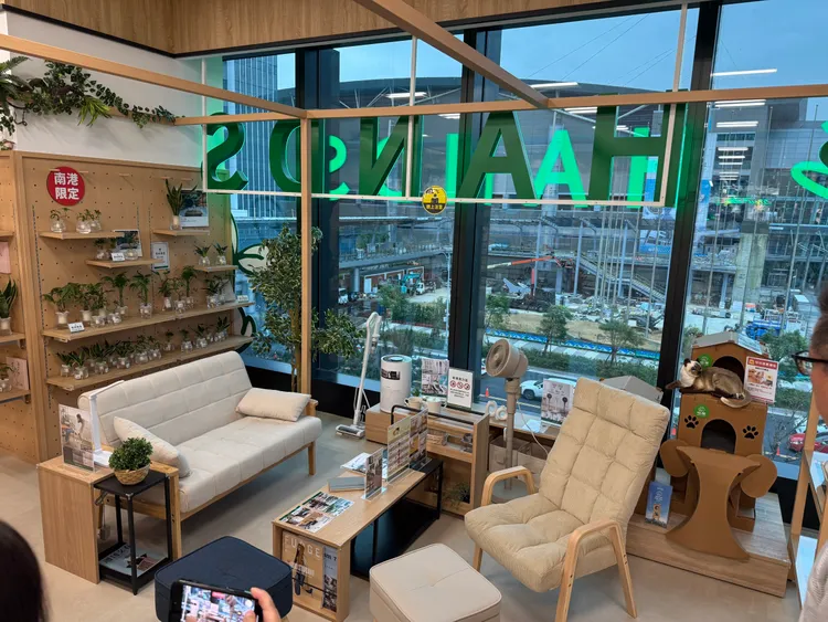 HANDS南港店提供一處彷彿置身日本的靜謐空間，打造全新舒適遊逛天地，提供休憩時最佳去處。林浩昇攝