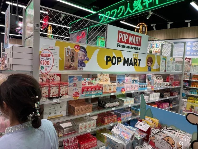 泡泡瑪特-Labubu拉布布/CryBaby哭娃多款公仔盲盒在這裡也買得到。林浩昇攝