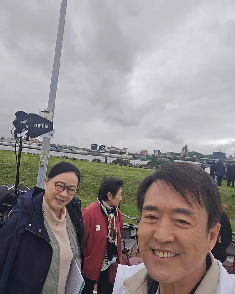 據知出事的劇組《接住流星的人》主演包含檢場和陸小芬，檢場也曾在臉書分享與陸小芬的合影。翻攝自檢場臉書