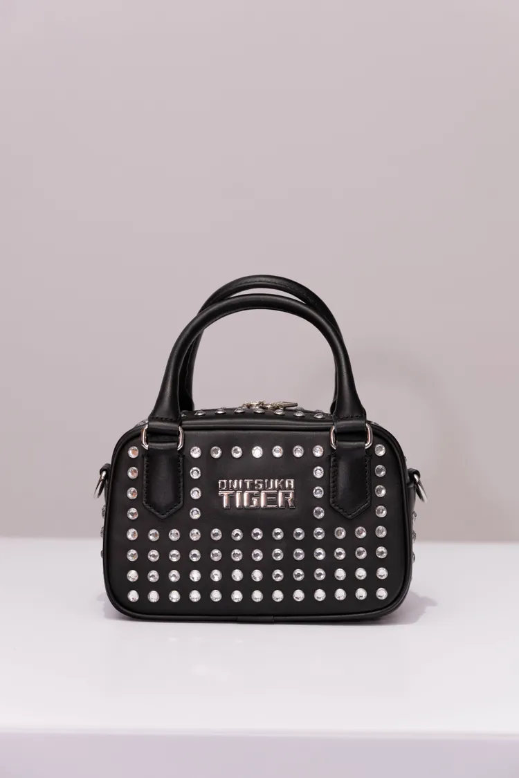 米蘭時裝秀款的包包以龐克鉚釘裝飾點綴。品牌提供