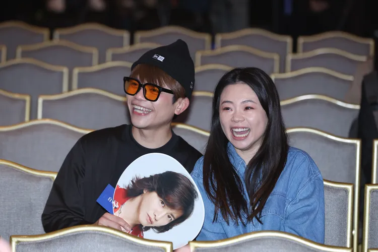 蔡阿嘎跟二伯到場追星。彭欣偉攝