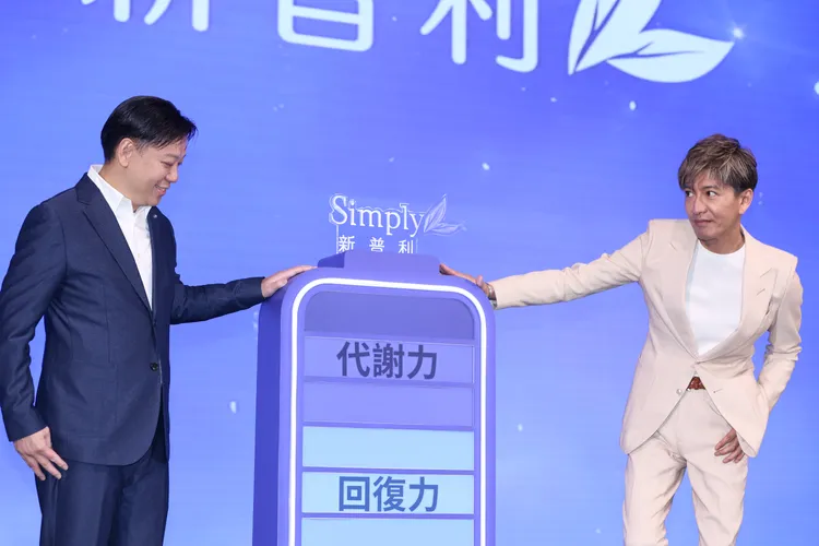 木村拓哉（右）與品牌老闆合照，隨便一個姿勢都是畫報。彭欣偉攝