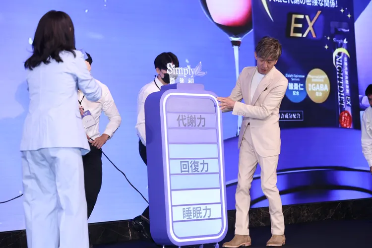 木村拓哉（右）暖心幫工作人員搬道具下台。彭欣偉攝