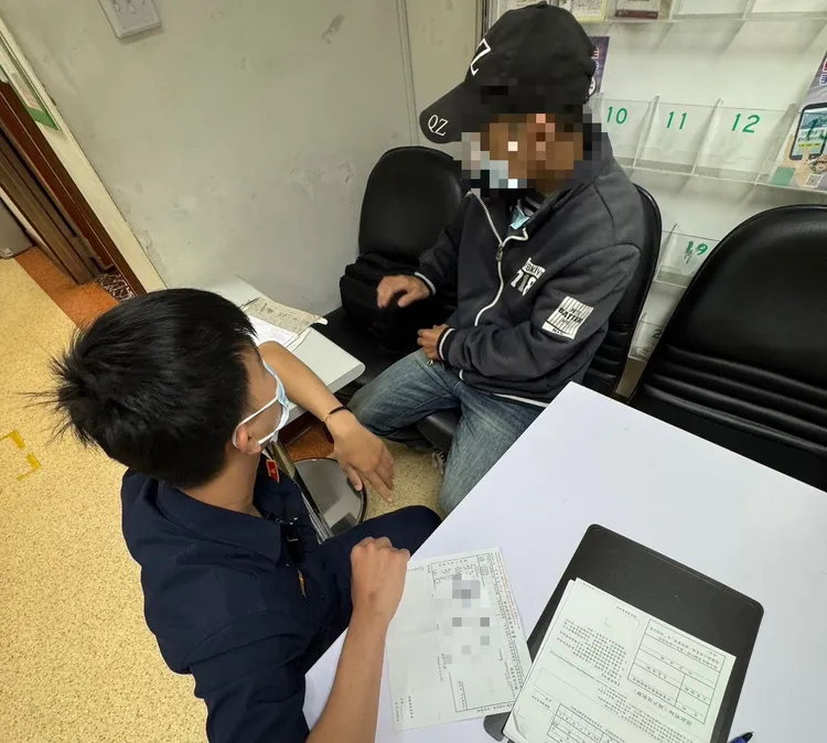 員警苦口婆心勸阻，楊男終於知道遭詐團設圈套，才放棄匯款。翻攝畫面