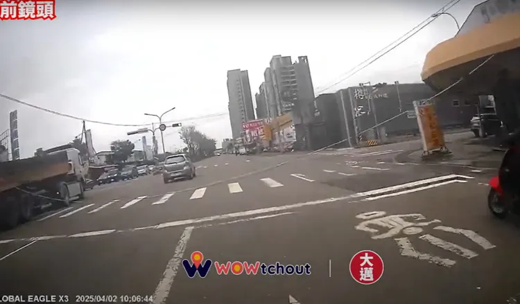 電線被砂石車勾落至路面。翻攝「WoWtchout」