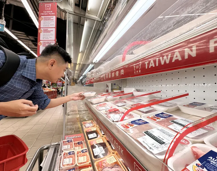 台灣生鮮豬肉睽違15年重返新加坡市場，新加坡部分超市開始販售，台灣豬肉具備售價低、腥味少等優勢，吸引消費者興趣。 中央社