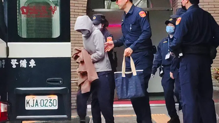 劉若琳23日在Mira作證後，被法警戒護上囚車還押看守所。張欽攝