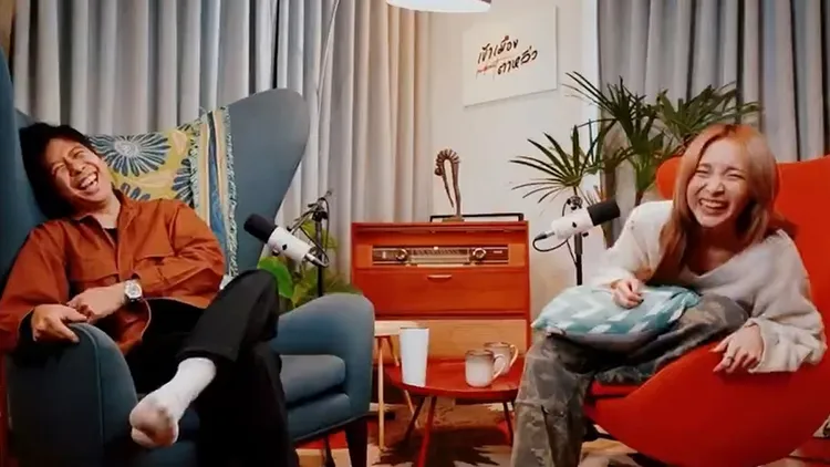 主持人和鄭乃馨大笑中國廁所髒的情況。翻攝自微博