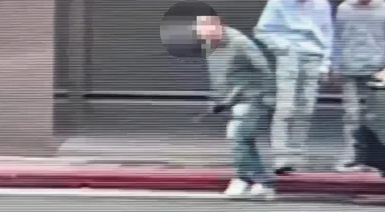 周男殺氣騰騰持刀準備砍人。警方提供