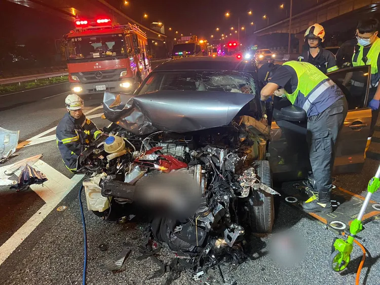 後方追撞車輛嚴重毀損。警方提供