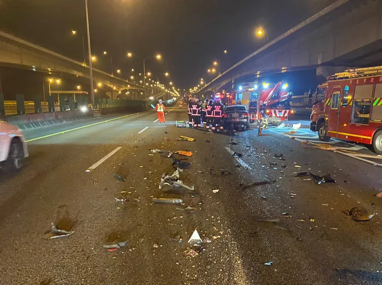 現場車零件散落一地。警方提供